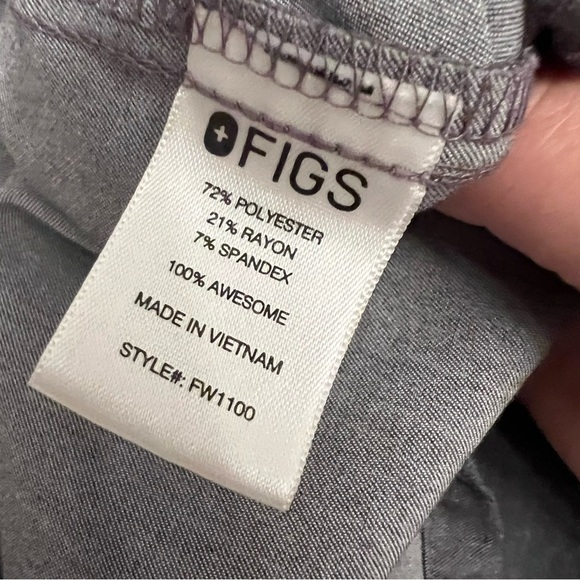 FIGS Women's 3 Pocket Graphite Gray V-Neck Stretch Scrub Top Size Small - Picture 5 of 6